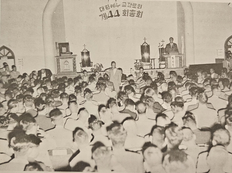 [크기변환]연동측과 승동측으로 대분열된 제44회 총회(1959).jpg